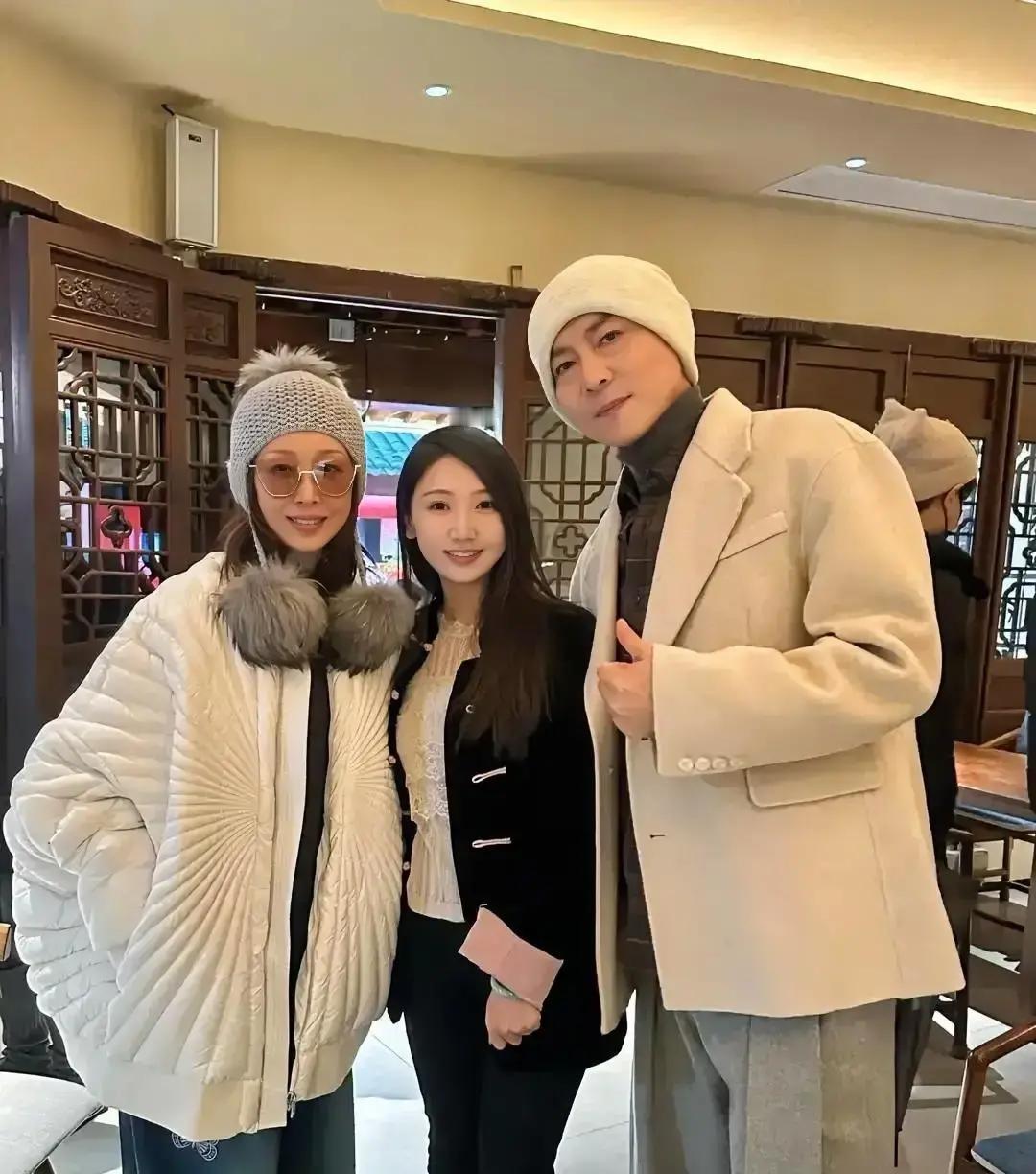 孙悦穿件大羽绒服在老道外啃糖葫芦，被路人一眼认出，她笑着摆手说“拍吧拍吧”，顺手