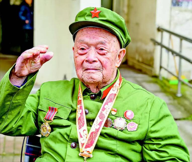 抗美援朝时，他一人歼敌400余人，立下汗马功劳，复员时，却因工作人员写错一字，苦