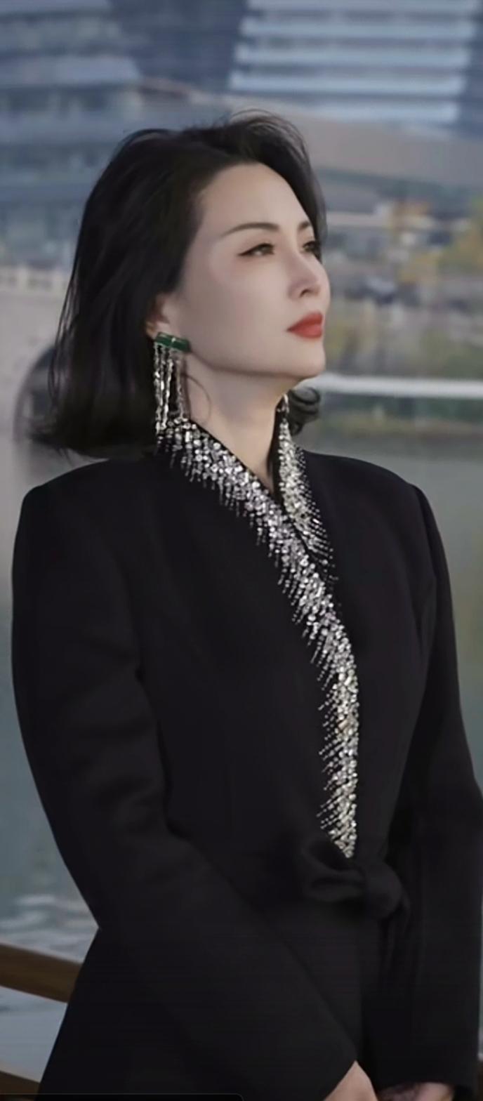 优雅黑衣配闪亮项链，都市女性魅力瞬间。