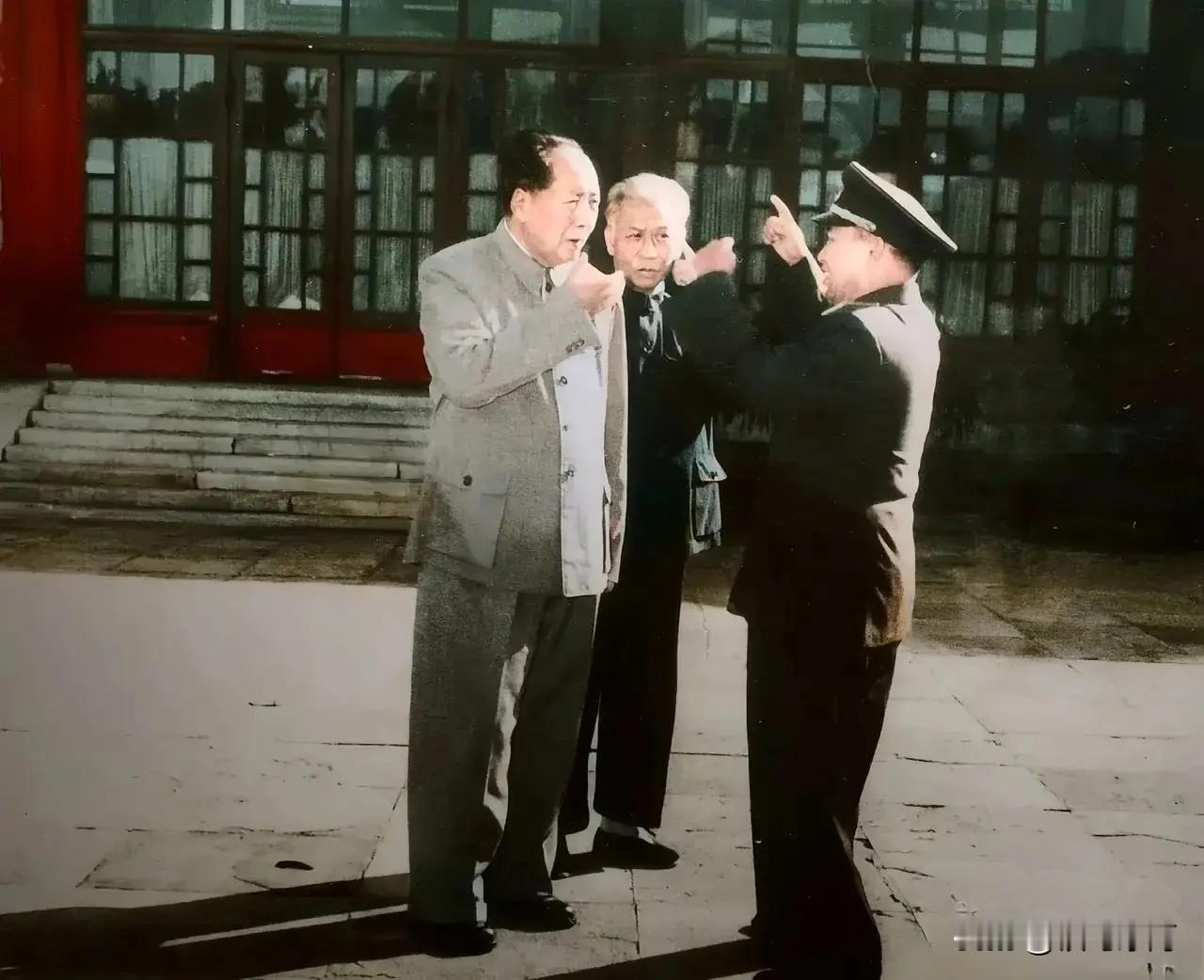 🍁这位手指天空的是时任空军司令员刘亚楼，他正绘声绘色地向毛主席和刘少奇同志，汇