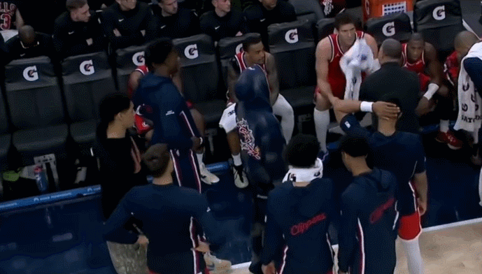 伦纳德可不惯着你！昨天快船队与湖人队的第四节开局发生了一件小插曲，在领先优势