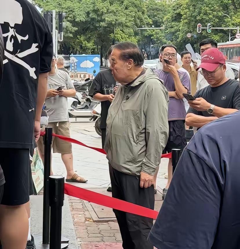 狂瘦70斤判若两人！75岁郑则仕汕头排队买卤鹅，无人认出谁都想不到，大家熟