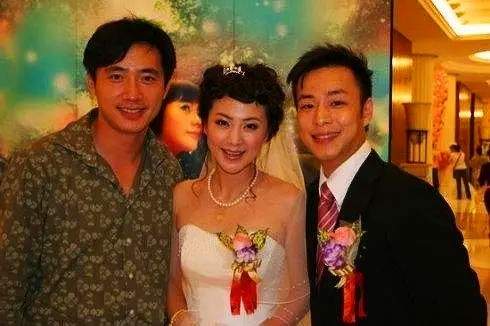 而在这段感情中,钱莹饱受非议,但是后来钱莹与黄俊淇步入婚姻的殿堂