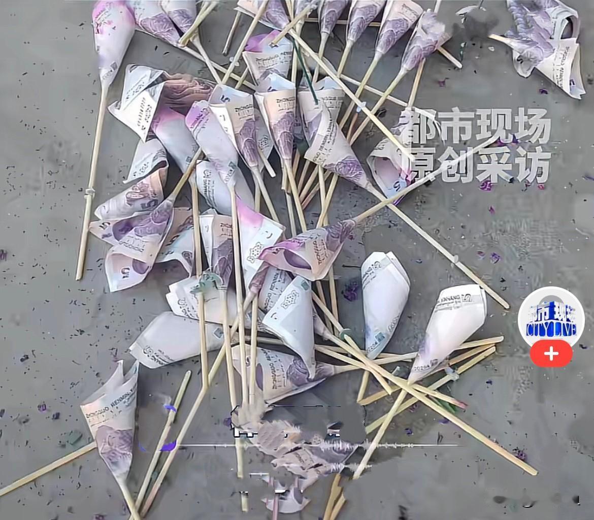 近日，山东潍坊郑女士扔垃圾的时候，在垃圾箱里发现一塑料袋东西，拿出来一看惊呆了…