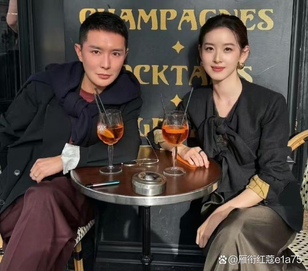 章泽天和杂志总监刘冲合照，眼神很坚定，优雅贵气。