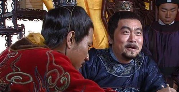 朱元璋的大舅子叫郭德成，是个出了名的人精。有一次，朱元璋把他叫进宫，假意问道：“