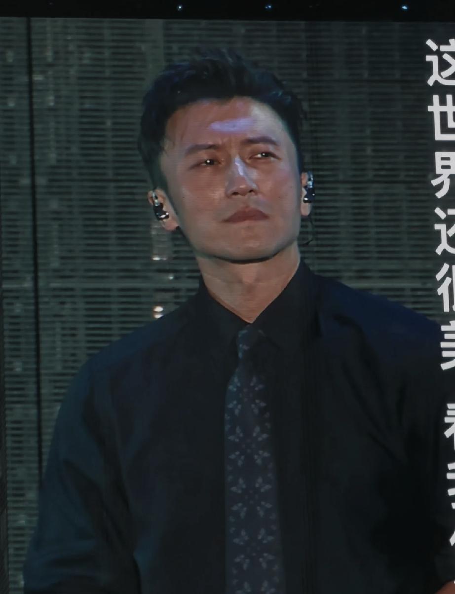 7月25日，谢霆锋在青岛演唱会上被粉丝抓拍到的镜头确实哭了，他还多次抬头仰望星空