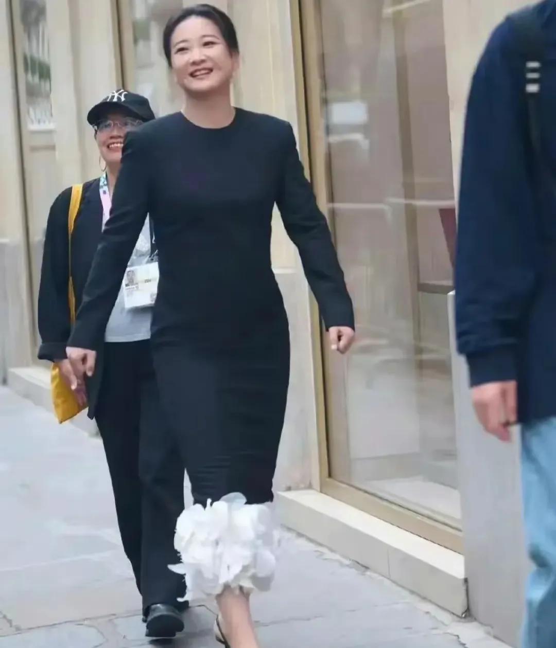 贾玲扎着高马尾出现在活动现场时，台下的欢呼声差点掀翻屋顶。谁能想到，这个利落的