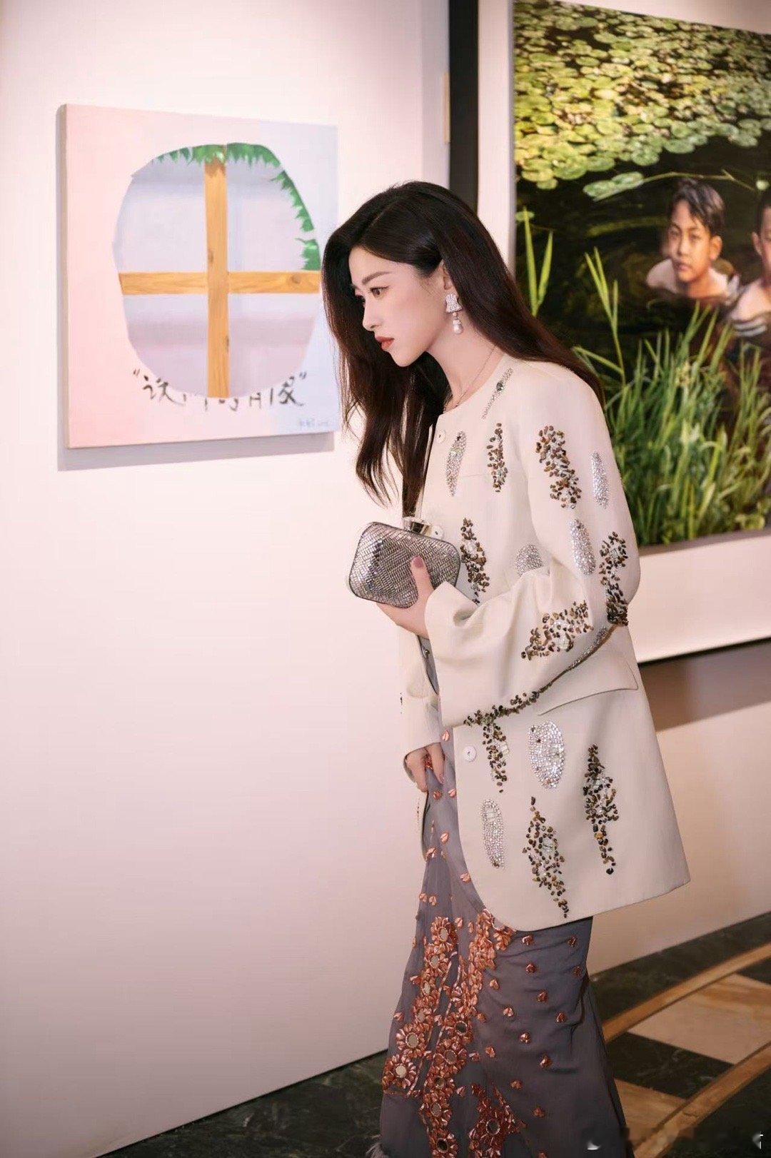 朱珠一袭米白亮片外套内搭紫色长裙亮相UCCA晚宴，流光溢彩间尽展优雅知性，魅力值