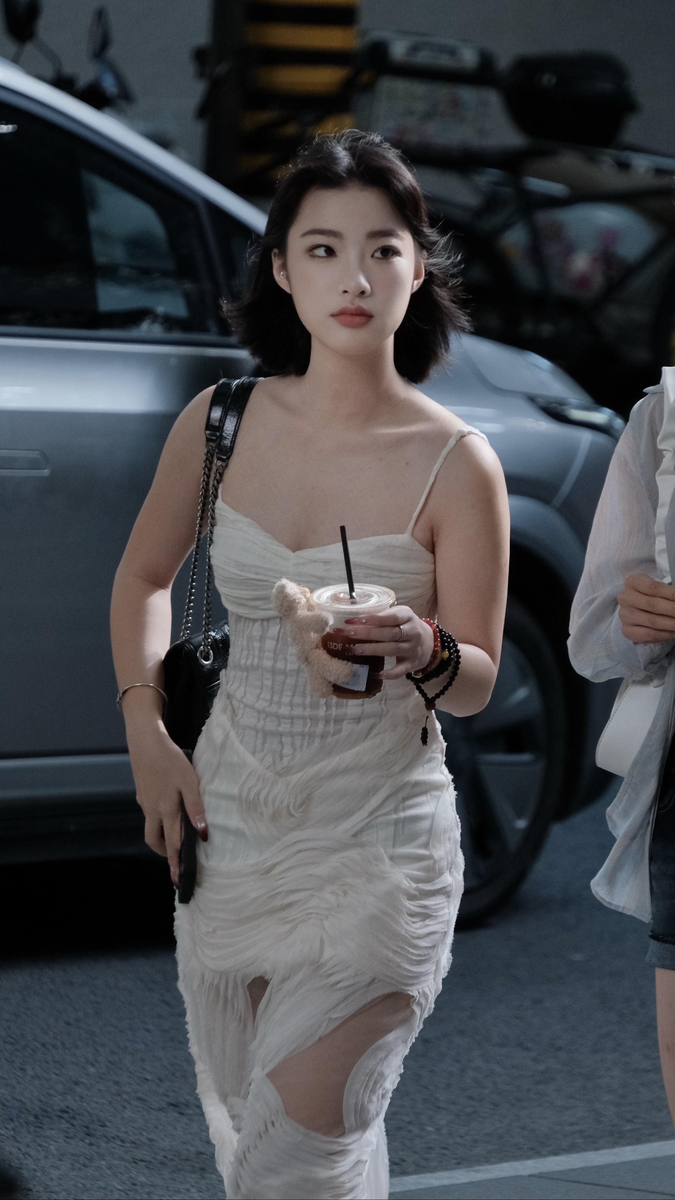 上海街拍。谁还不是自信阳光又很会穿搭的女孩呢！！