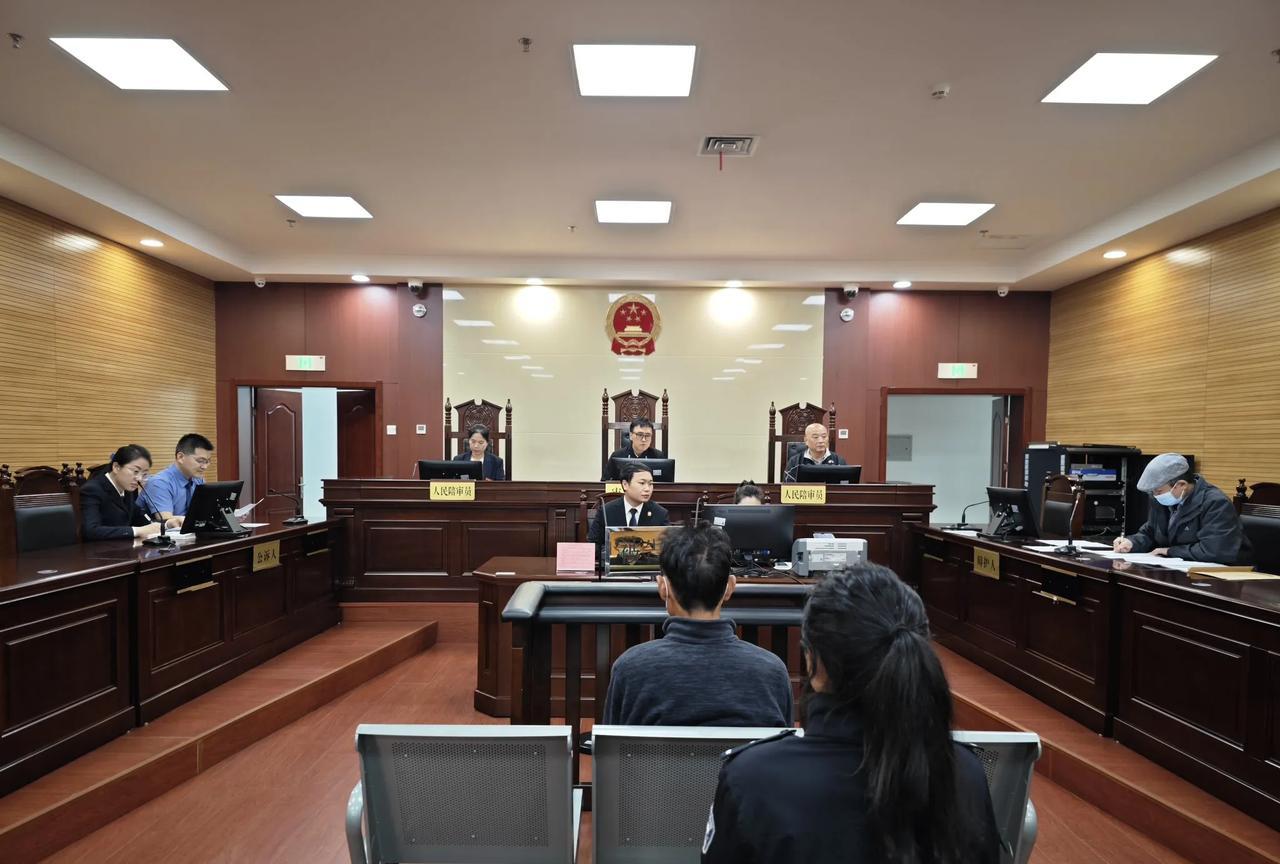 一则拘留通知书引起关注。女子出轨被丈夫发现，丈夫想挽回婚姻与之发生关系，女子却以