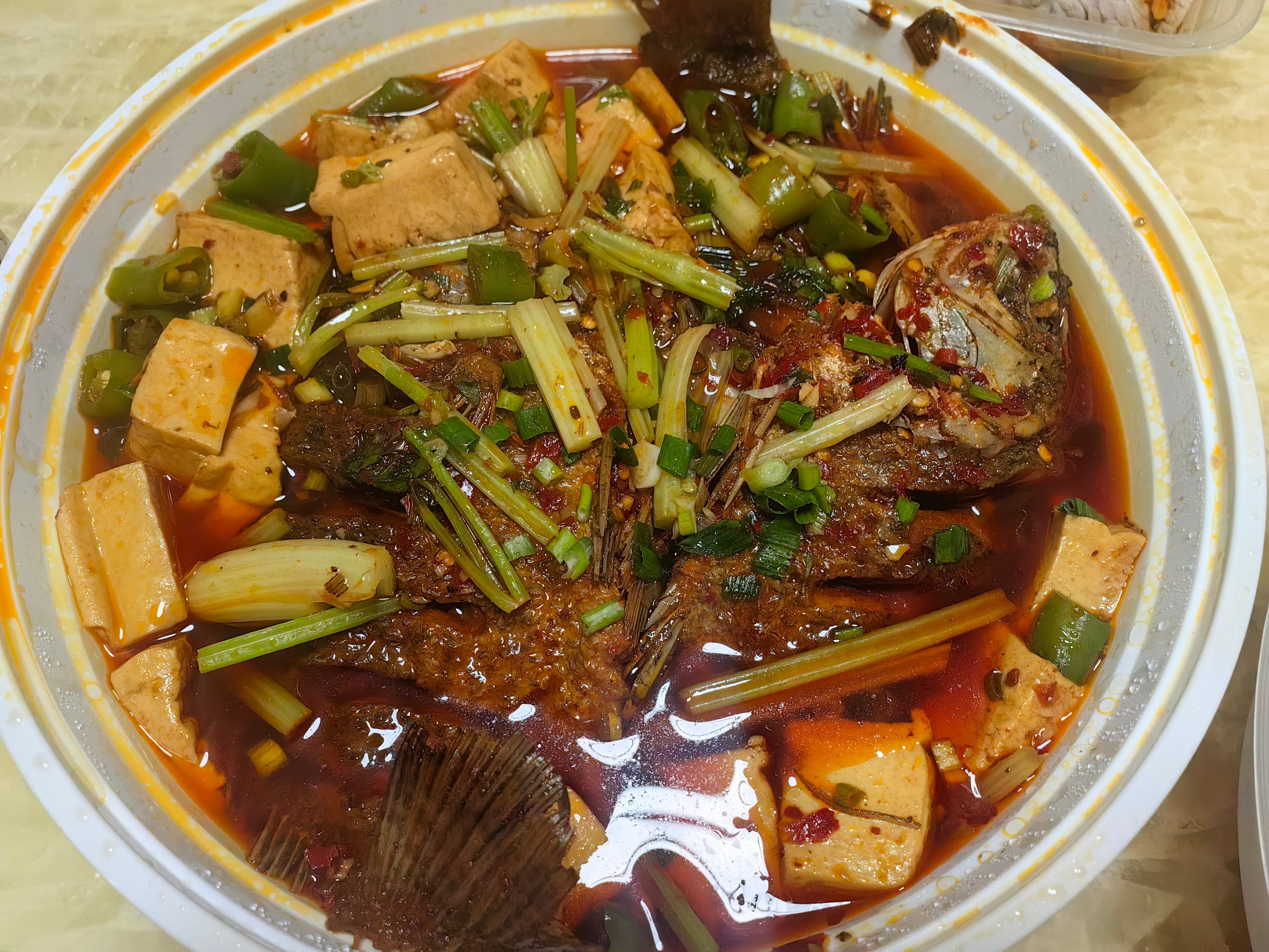 每日一餐分享干煸肥肠，蒜泥白肉，红烧豆腐鲫鱼。鸡蛋煎菜脯，红烧海蛎。