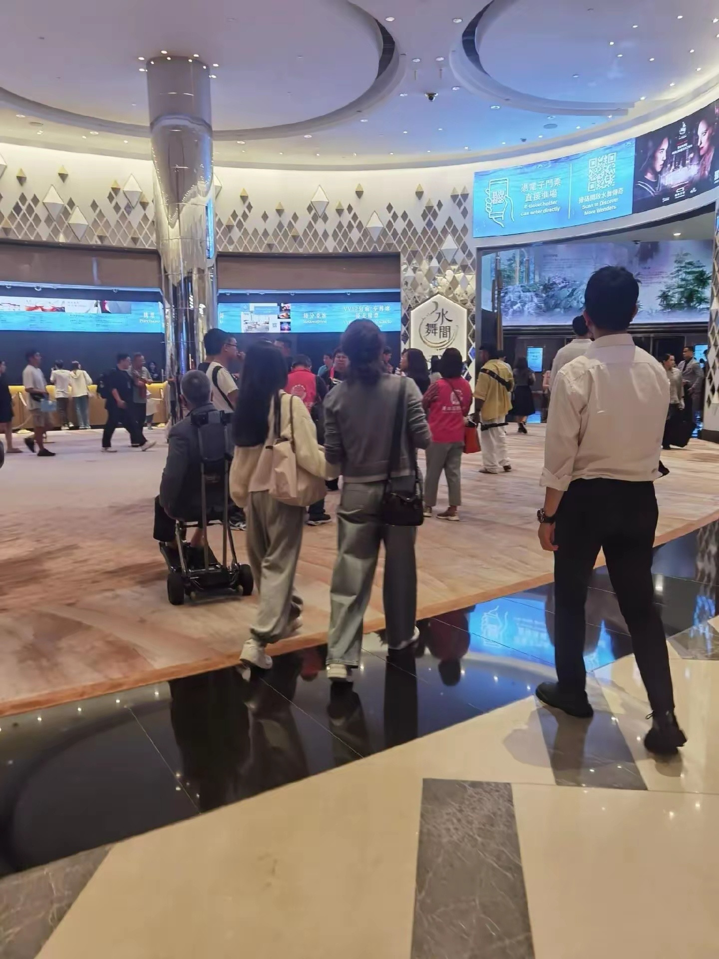 偶遇黎姿带女儿看演出，母女牵手同行似闺蜜，女儿高挑苗条有气质