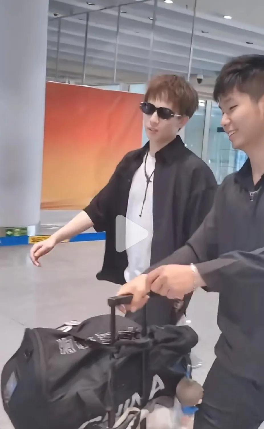 刷到林高远啦！宝子们，刚刷视频刷到林高远和敖华磊啦！看样子是放假回家过节咯。林