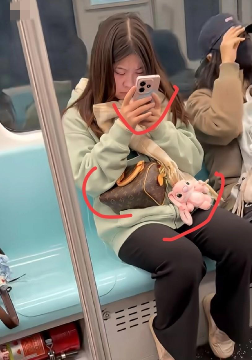 美照火遍地铁，身家十亿？真相惊人昨天刷到一段上海地铁的视频，拍的是个姑娘蹲在车