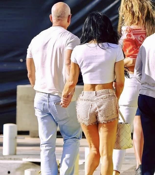 深V红裙劈开迈阿密的夜。54岁。掌声追着腰线爬。贝索斯在阴影里笑，第三富豪的