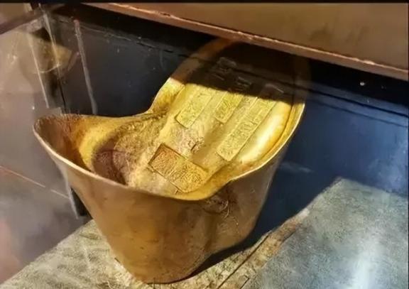 古代，扬州一富户去世前叮嘱儿子：墙里藏有100个元宝一共5000两白银，说完便撒