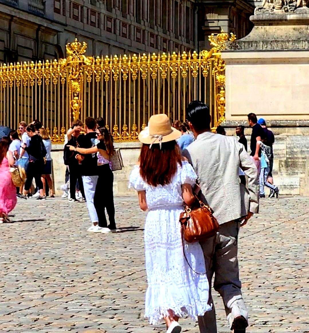 51岁的林志玲，这状态简直是来“内卷”的吧。最近在法国街头被偶遇，和老公黑泽