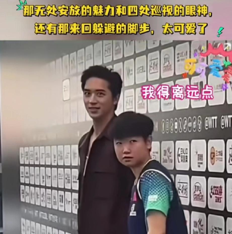 许魏洲站在莎莎旁边，莎莎的小动作不断。转头看看队友来了吗？再挪挪小碎步。旁边许