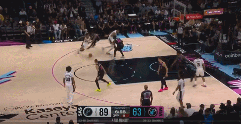 文班亚马真的能摧毁对手的意志因为文班亚马的内线统治力能让对手感到绝望！图一：