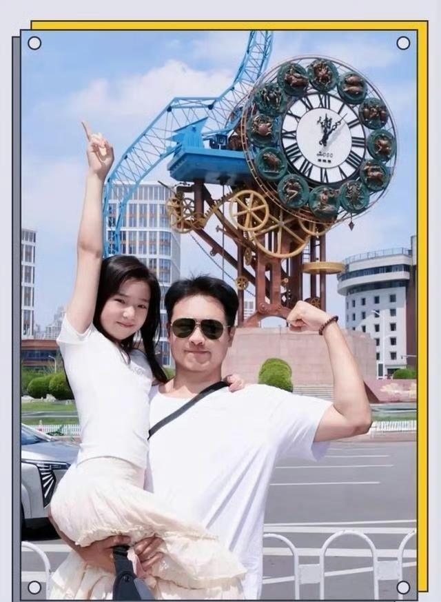 那张父女合照，看得人心头一酸小酒窝晒出和爸爸的合照，画面安安静静，满是孩童的