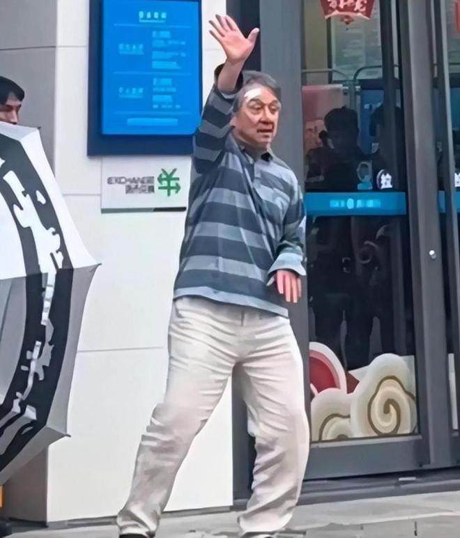 成龙这辈子注定要遗憾终生了他挣再多的钱，再有巨星光环，71岁的他也难享天伦之