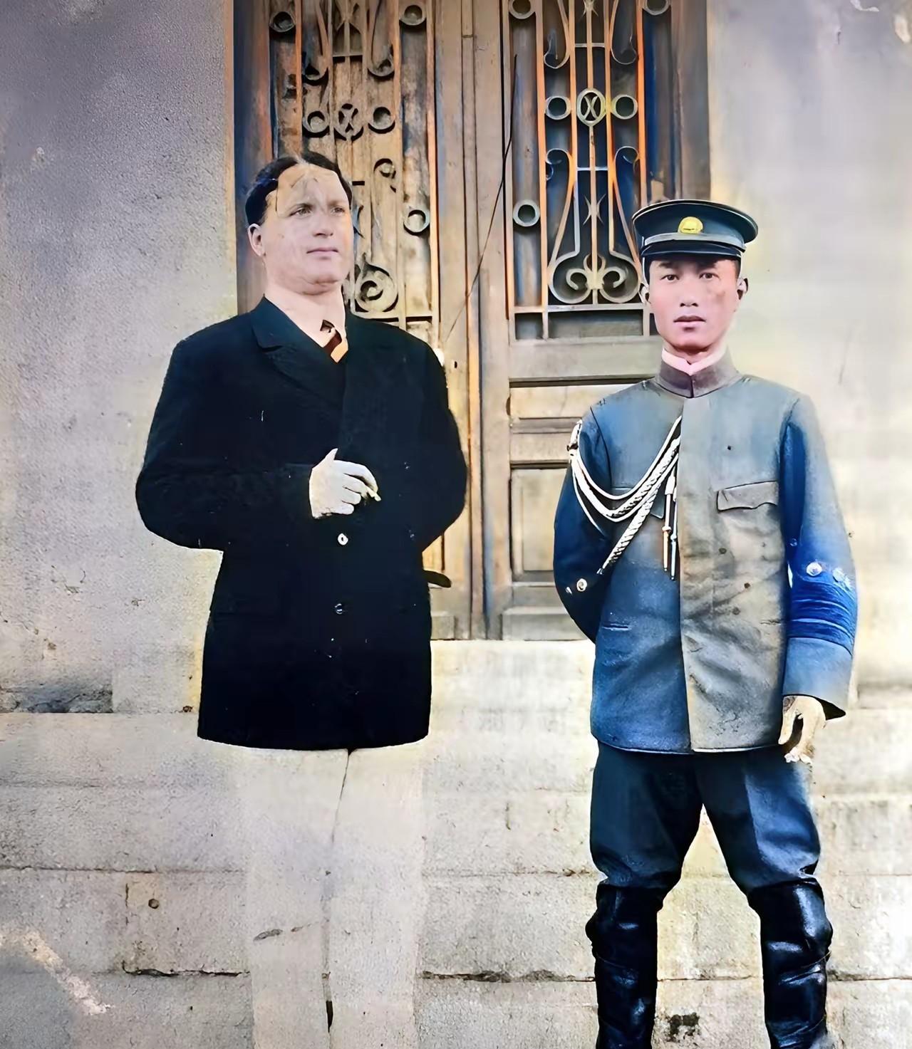 这是1912年，蔡锷将军与一位外国人的合影照。照片中蔡锷将军身着军装，风华正茂