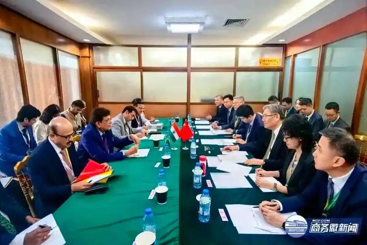 中印谈妥了？ 在喀麦隆的世贸组织大会上，印度商工部长高耶尔主动找上中国商务部