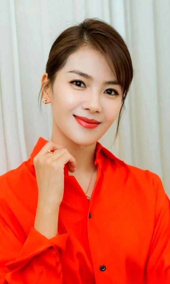 她生孩子，他在产房外口吐白沫，四肢抽搐，差点就过去了。就差那么一口气，刚出生的