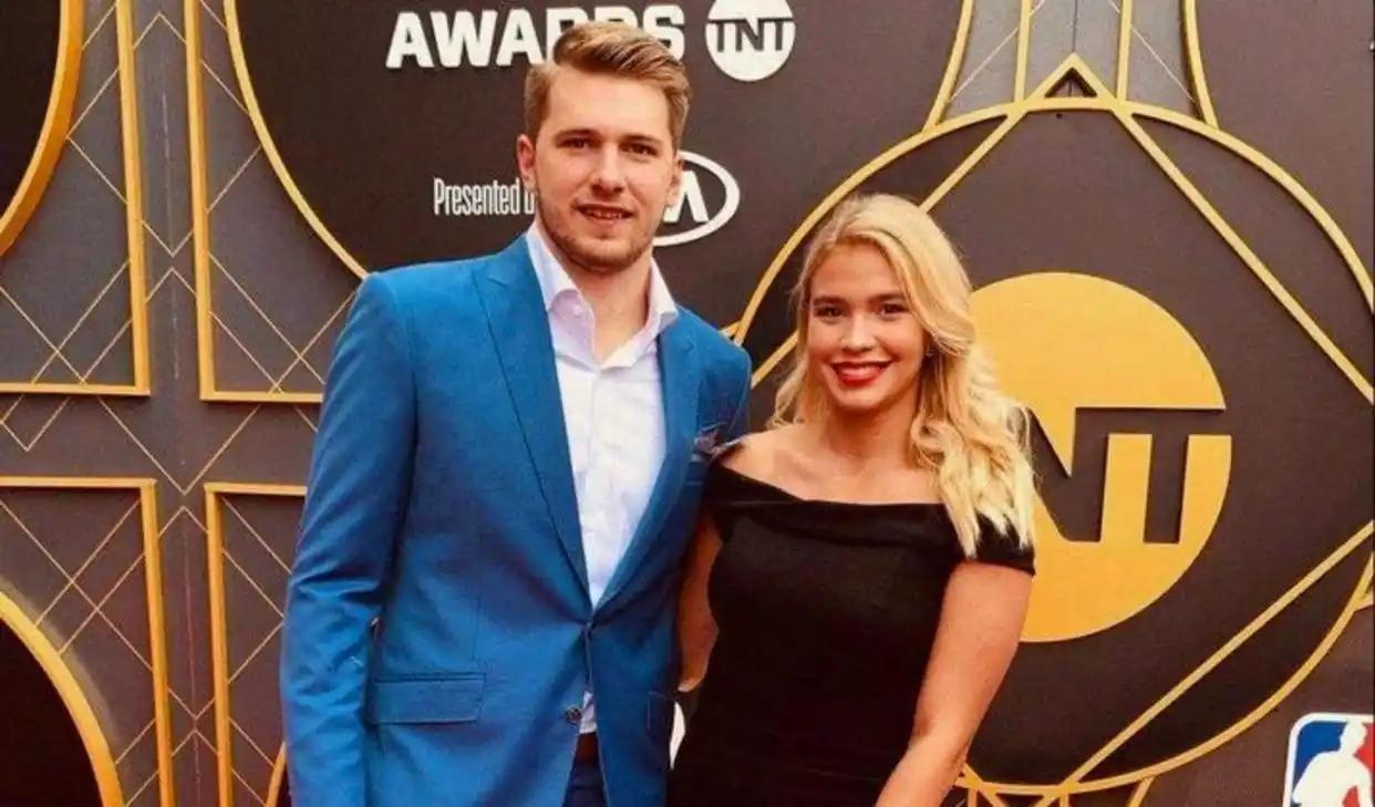 洛杉矶是个大染缸，能扛住的只留下詹姆斯了，东契奇也是抵不住诱惑，去年12月份，东