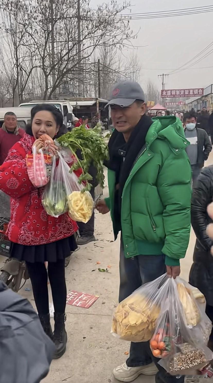 郭晓东和程莉莎又回村了，被网友拍到正在赶大集，买了很多小吃，程莉莎买的鸡腿，当场