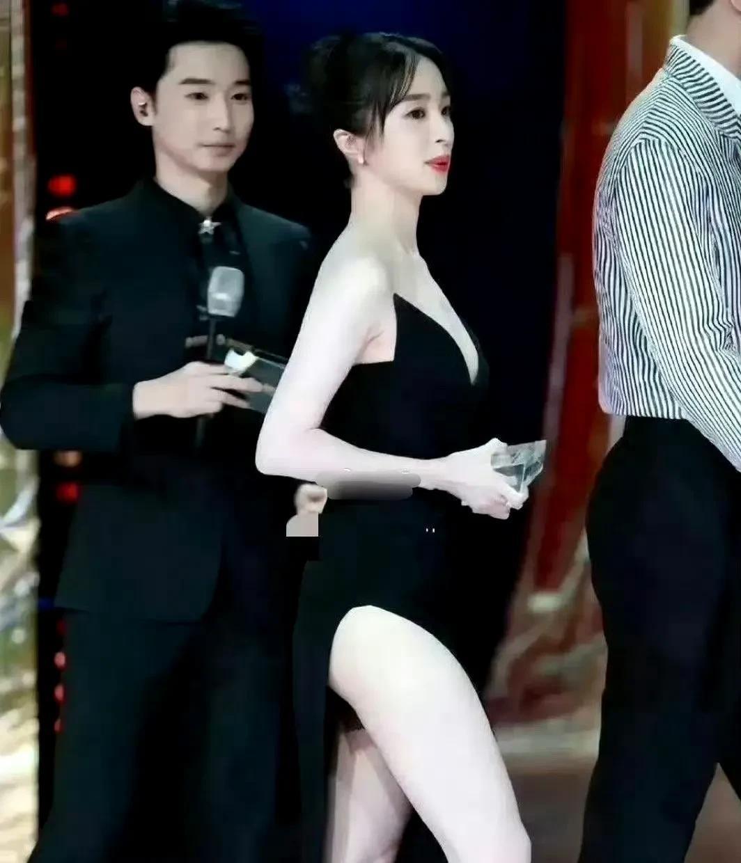 胡冰卿这身黑裙杀疯了！皮肤白到反光，表情清冷勾人，大步走台，长腿开衩直戳眼球，身