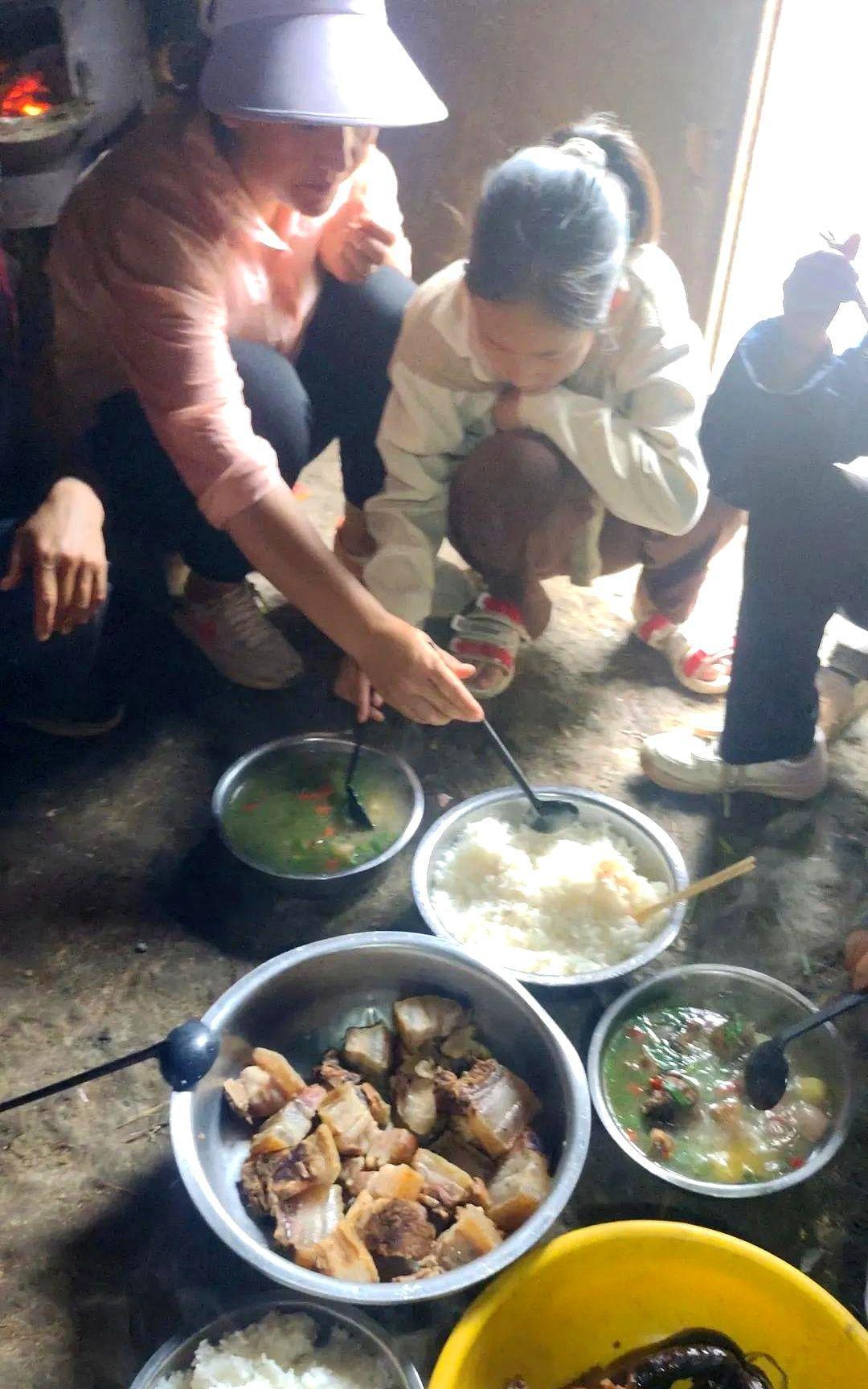 关于蹲在地上吃饭，作为彝族人我必须要告诉你们，我们属于少数民族，不能拿你们的生活