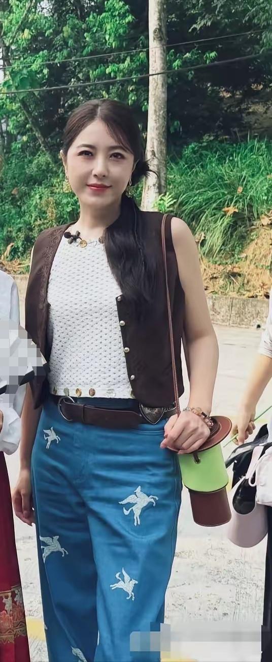 这是曾黎吗？！简直都不像曾黎了，妥妥的路人甲。以前的曾黎可不是这样的，长的很