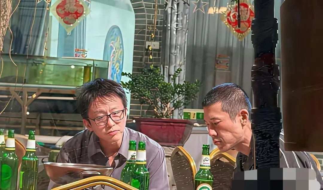 镜头无滤镜！46岁邓超聚餐生图流出，褪去明星滤镜尽显中年烟火气