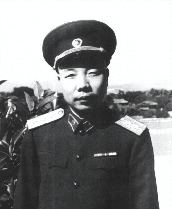 肖华1977年出任兰州军区政委后，韩先楚风趣地说，这样难得的人才终于来到兰州了！