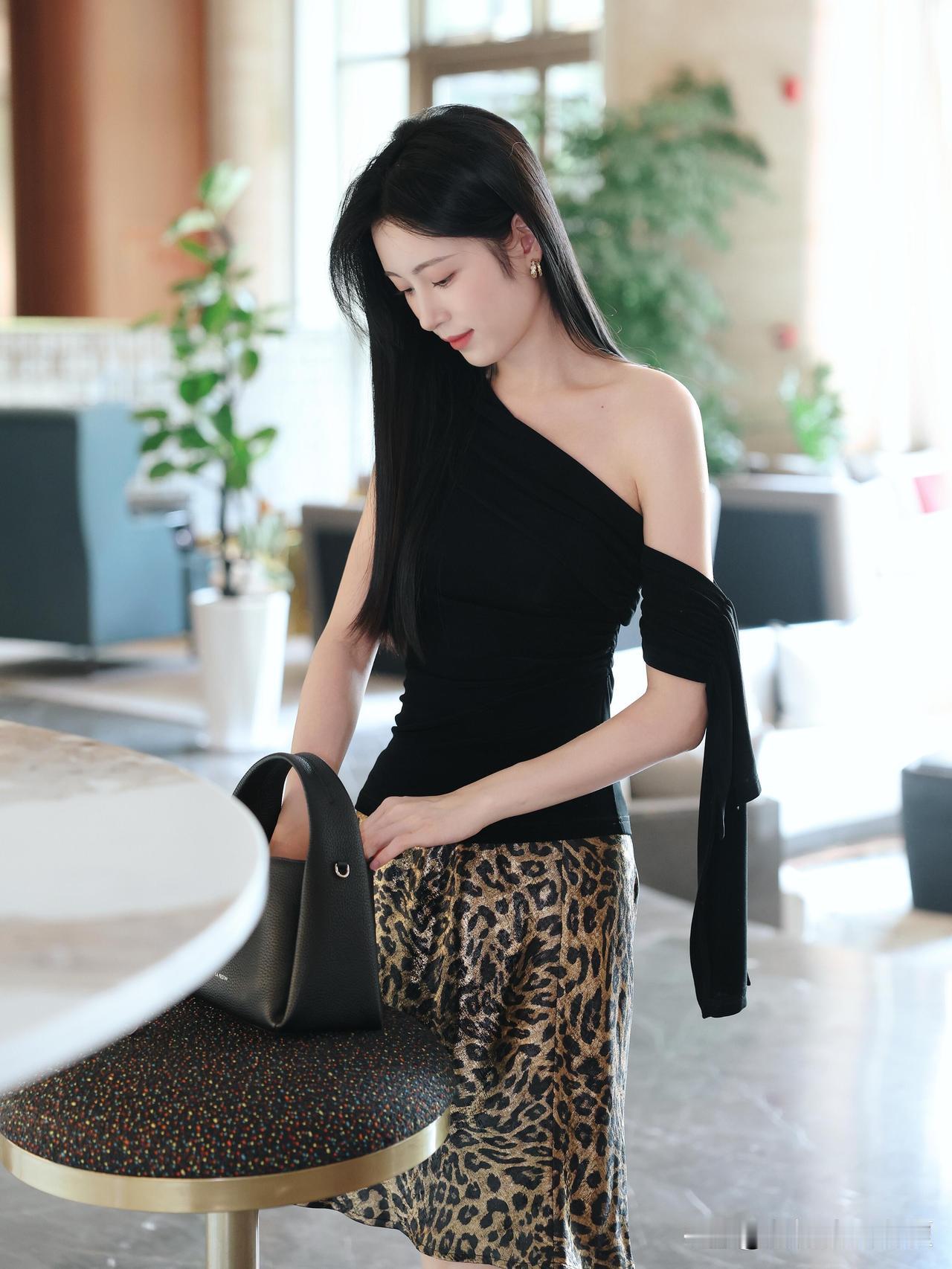 什么样的穿搭可以成为气质女神?优雅黑裙，豹纹裙摆，自信微笑，时尚穿搭