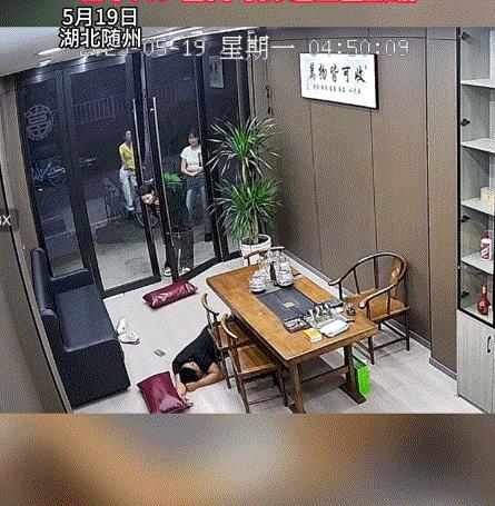 暖心。湖北随州，三名女孩深夜经过一家店铺时，发现店里的一名男子横躺在店内地上，期