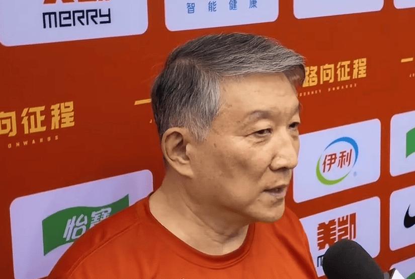 昨日，中国女篮在教学赛中，71：77不敌北京体育大学男篮队后，中国女篮主教练，宫