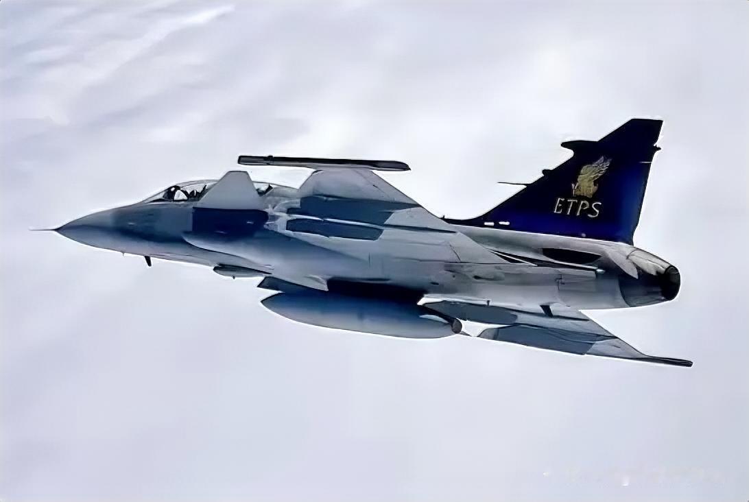 哥伦比亚总统佩特罗官宣大消息：和瑞典萨博公司签了合同，买16架“鹰狮”战斗机，总