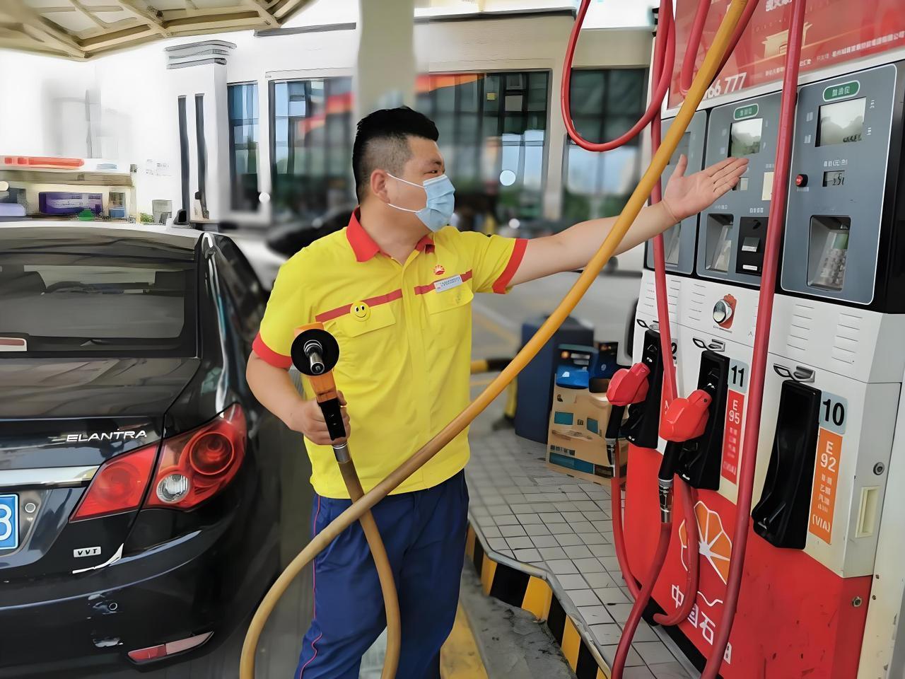 以前开加92号油的车，时不时遇到加油站员工劝我：“加95号油吧，对车好！”现在