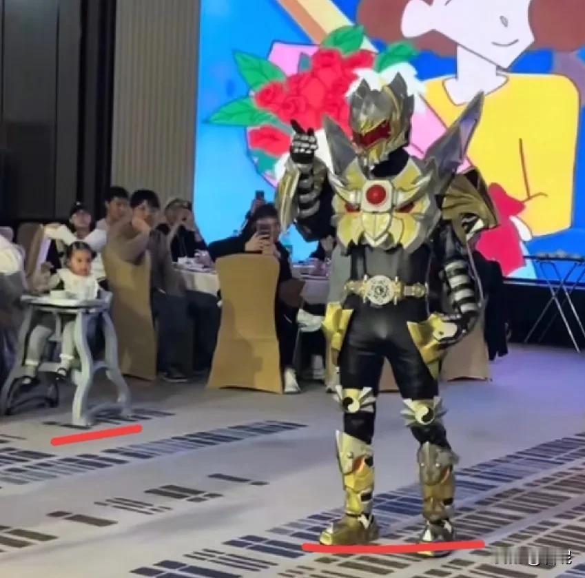 福建一姐姐结婚，让弟弟穿最帅的衣服送戒指，没想到弟弟扮成铠甲勇士惊艳全场。新郎看