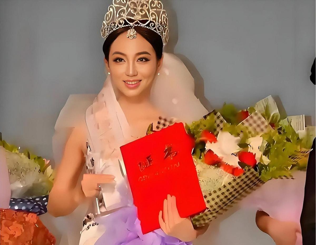 白珊珊嫁人了，婚礼只有20个人。没钻戒，没明星，在澳门一家小酒店吃了顿饭。她