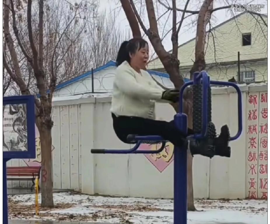 大妈犹豫了半天，终于还是放开了手！虽然疼，还是倔强的趁着没人爬了起来！