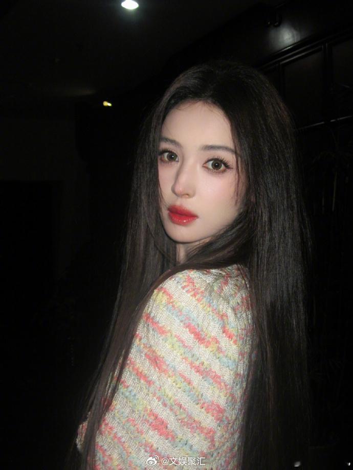 娜扎521晒照、娜扎说521也快乐借着爱意满满的节日分享好心情，一张张精美照片成