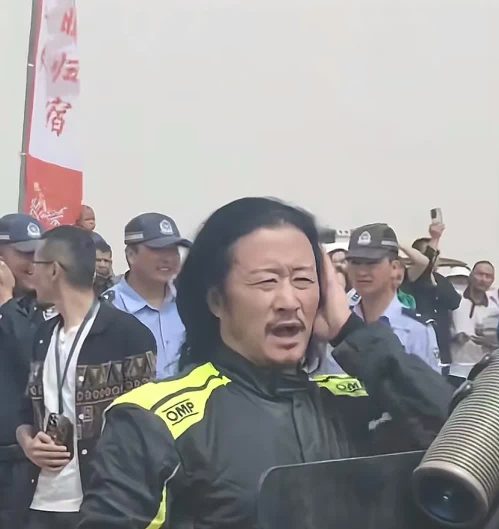 有没有发现，吴京的发量好大，本来好好的留个“战狼”发型多有精气神儿，非要留个艺术
