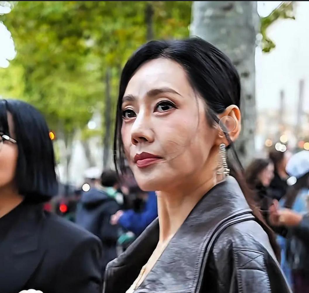 秋瓷炫最近在巴黎时装周那样子，真是把我给惊着了！46岁的人，怎么瘦成那样了？站那