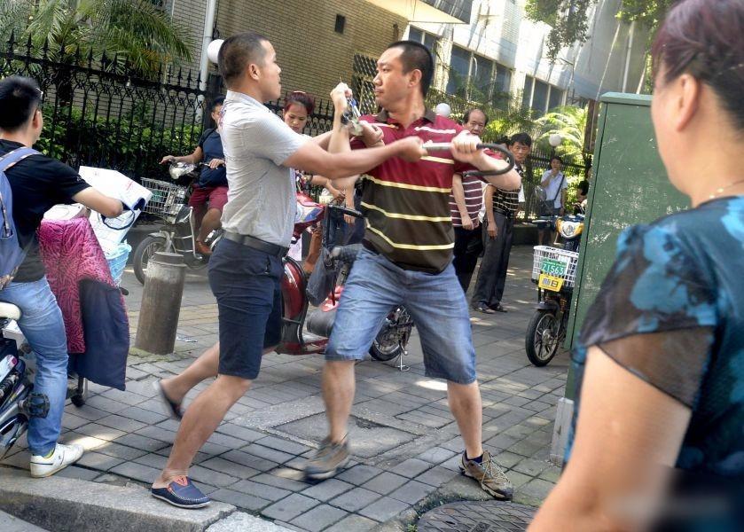 天津，男子发现妻子出轨，而后见妻子承诺不再与情人联系，便原谅了妻子。哪曾想，时隔