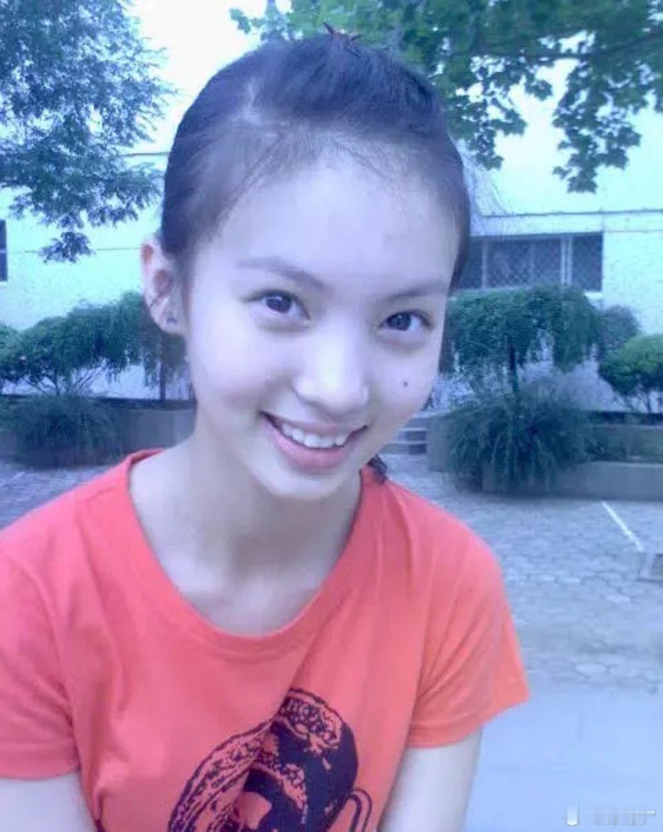 金晨啊收手吧！你又在你清纯的脸上做了什么？这张脸我差点都认不出来了，鼻翼像融化了