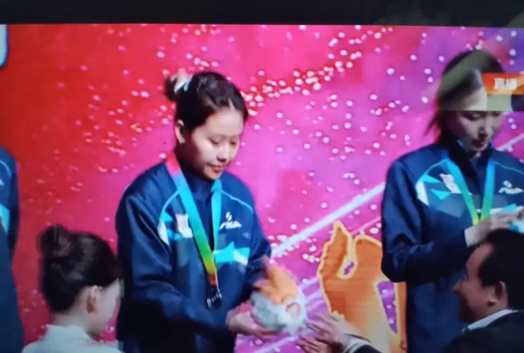 乒超颁奖礼，一句话总结：旧奖杯退场，新玩法上线。孙颖莎没空领奖，人家直飞名